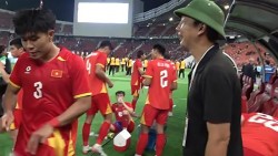 HLV Kim Sang Sik đội mũ cối gây sốt sau chiến thắng của U22 Việt Nam