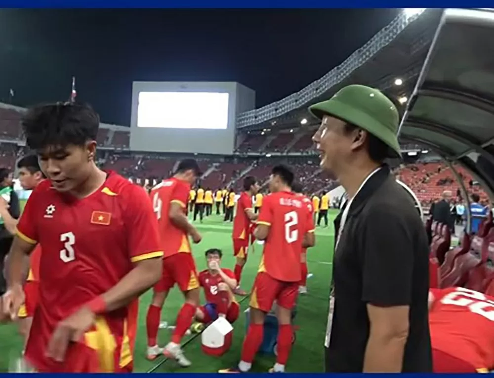 Đình Bắc có hành động gây sốt với thầy Kim Sang Sik