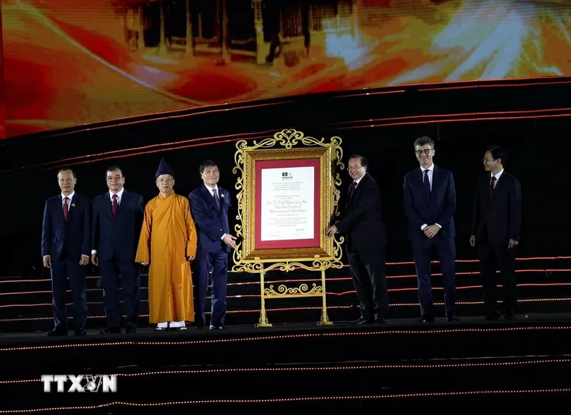 Thứ trưởng Bộ Văn hóa, Thể thao và Du lịch Tạ Quang Đông trao Bằng UNESCO ghi danh Quần thể Di tích và Danh thắng Yên Tử - Vĩnh Nghiêm - Côn Sơn, Kiếp Bạc là Di sản văn hóa thế giới cho 3 địa phương Hải Phòng, Quảng Ninh, Bắc Ninh. (Nguồn: TTXVN)