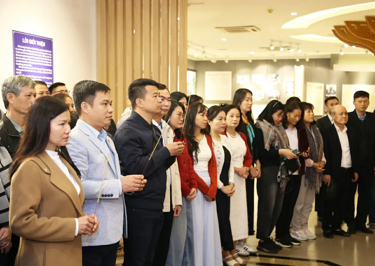 dâng hương tưởng nhớ Chủ tịch Hồ Chí Minh