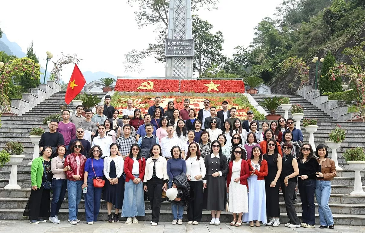Đoàn chụp bức ảnh lưu niệm tại Cột mốc số 0, điểm đầu Cao Bằng