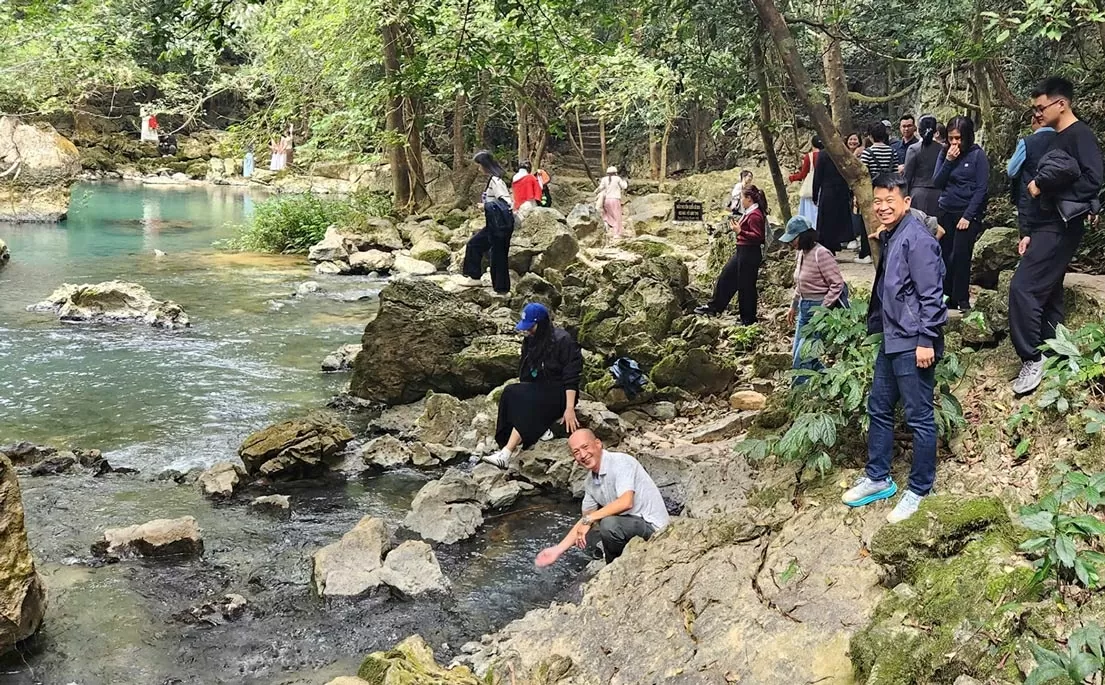 Đoàn tham quan suối Lê Nin nằm trong nằm trong Khu di tích lịch sử Pác Bó Đoàn tham quan suối Lê Nin nằm trong nằm trong Khu di tích lịch sử Pác Bó
