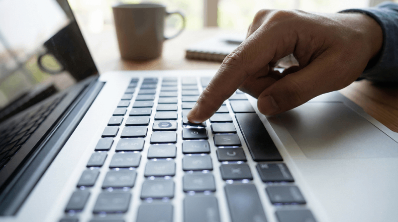 Với chữ đã tạo trong suốt, nhấn U trên bàn phím để mở công cụ vẽ shape. 