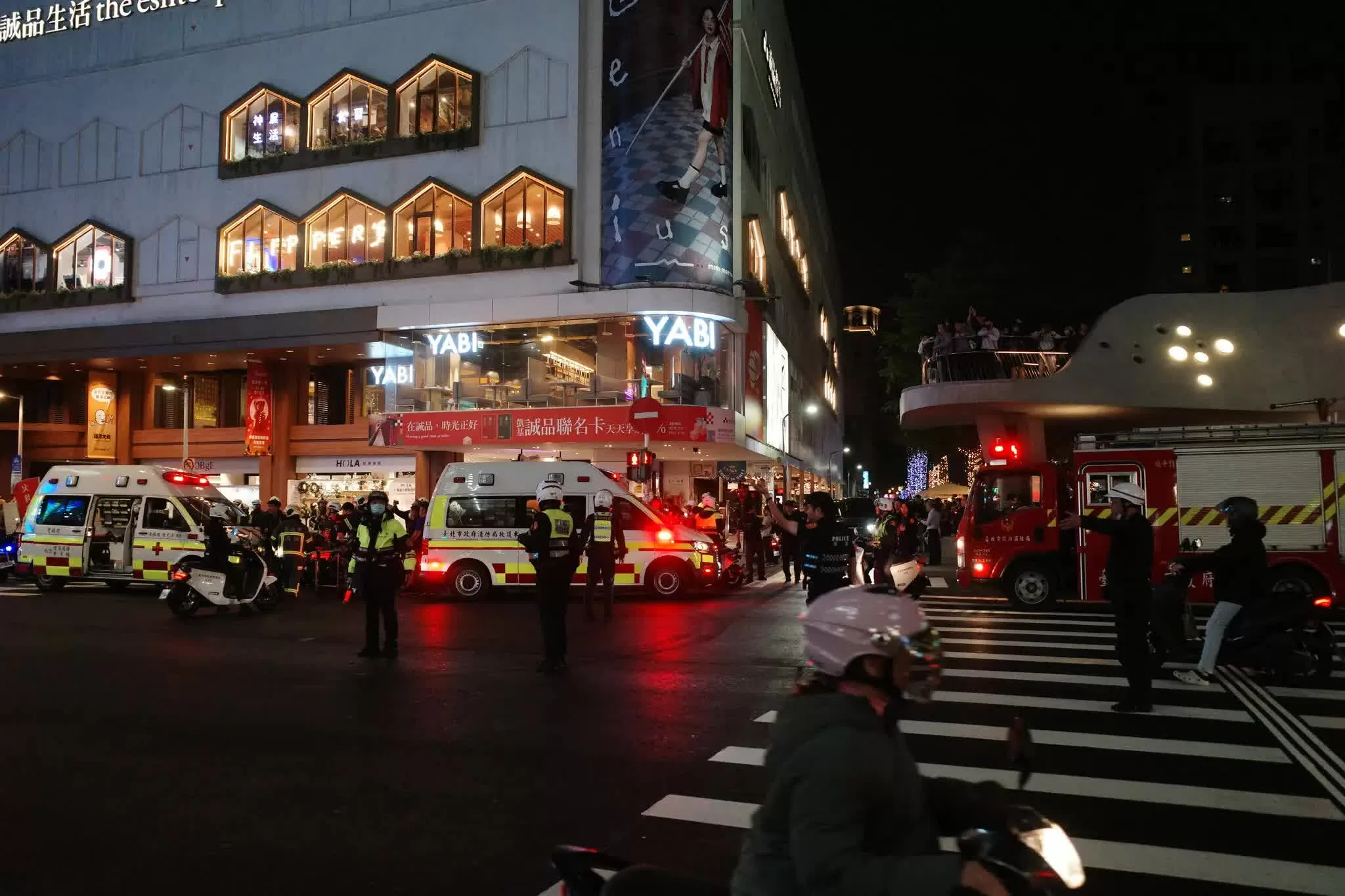 Điều tra vụ tấn công bằng dao và lựu đạn khói ở tàu điện ngầm gây thương vong tại Đài Loan (Trung Quốc). (Nguồn: NYT) Điều tra vụ tấn công bằng dao và lựu đạn khói ở tàu điện ngầm gây thương vong tại Đài Loan (Trung Quốc). (Nguồn: NYT)