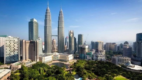 Kinh tế Malaysia tăng trưởng tích cực năm 2025, IMF dự báo chững lại nhẹ vào năm 2026