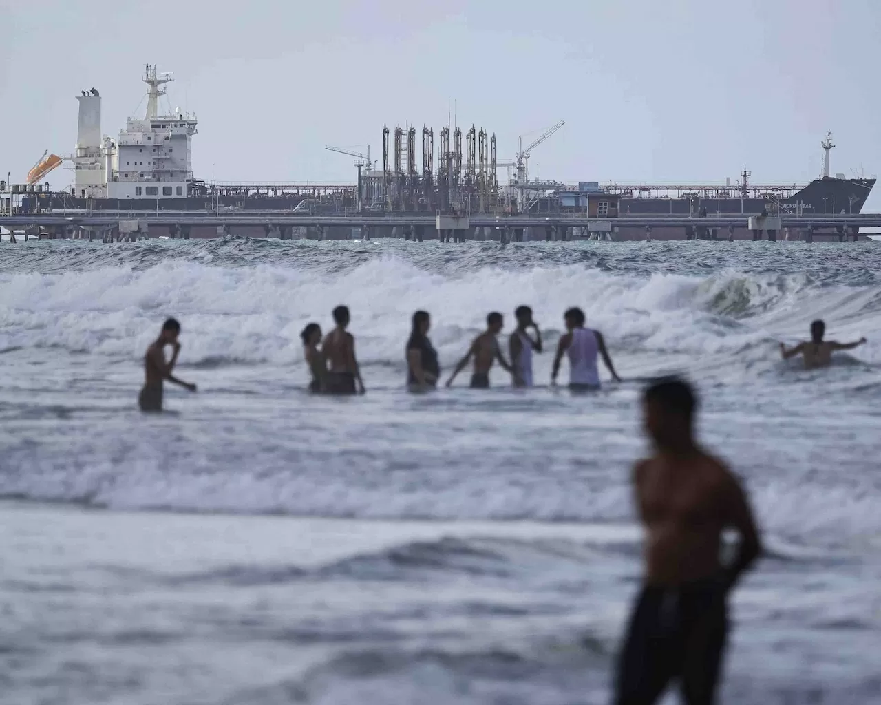 Ngày 18/12, tàu chở dầu neo đậu tại bến cảng ngoại ô nhà máy lọc dầu El Palito ở Puerto Cabello, Venezuela. (Nguồn: Getty Images)