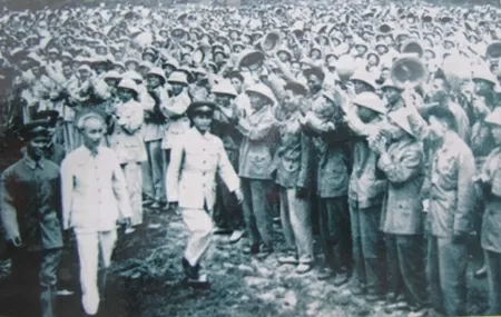 Bác Hồ thăm một đơn vị miền Nam tập kết năm 1957. (Ảnh tư liệu)