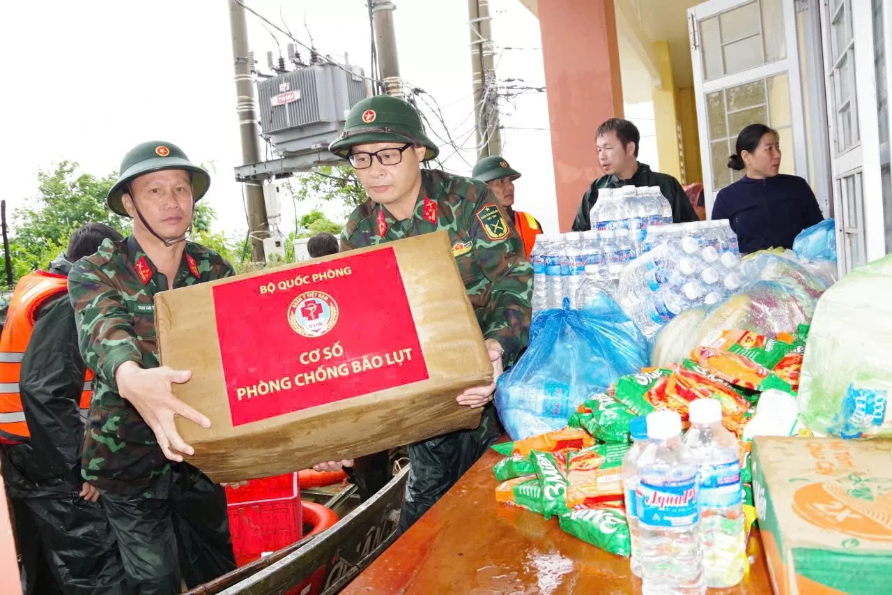 Bộ đội chuyển hàng cứu trợ đến thôn Phước Giang, xã Hòa Tâm, tỉnh Đắk Lắk, nơi bị cô lập suốt 3 ngày do ảnh hưởng bởi mưa lũ vừa qua. (Ảnh: Báo Nhân dân)