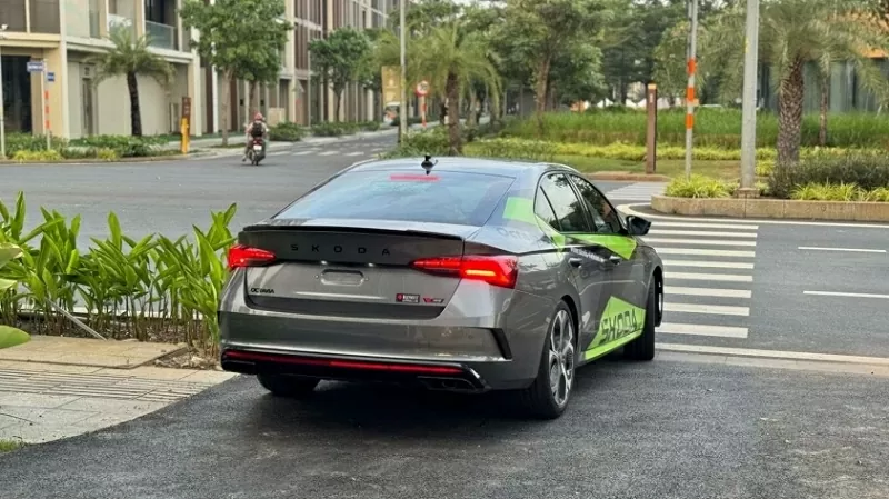 Tuy sở hữu nền tảng kỹ thuật và khả năng vận hành ấn tượng, Skoda Octavia RS vẫn được dự báo sẽ đối mặt không ít thách thức tại thị trường Việt Nam. Tuy sở hữu nền tảng kỹ thuật và khả năng vận hành ấn tượng, Skoda Octavia RS vẫn được dự báo sẽ đối mặt không ít thách thức tại thị trường Việt Nam.