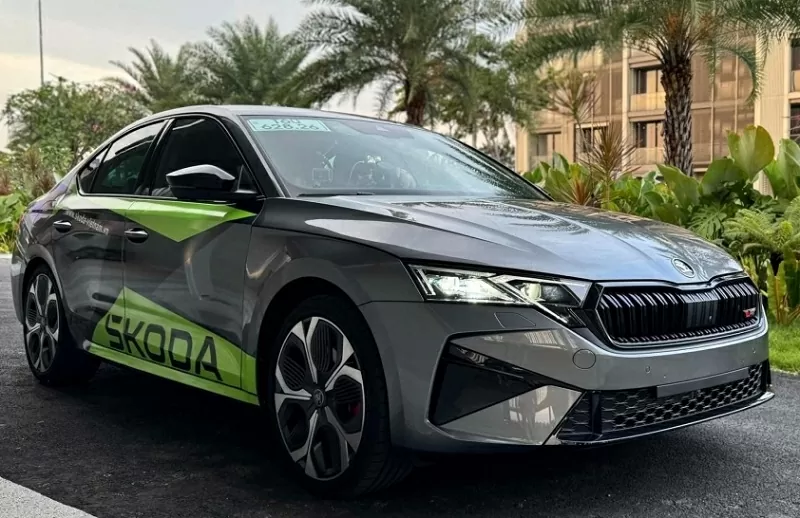 Điểm nhấn công nghệ đến từ cụm đèn trước ứng dụng công nghệ ma trận thế hệ thứ hai, tích hợp chức năng chiếu sáng thông minh. Điểm nhấn công nghệ đến từ cụm đèn trước ứng dụng công nghệ ma trận thế hệ thứ hai, tích hợp chức năng chiếu sáng thông minh.