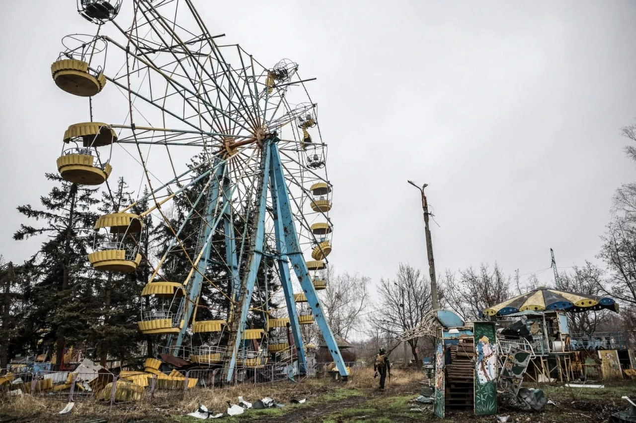 Một binh sĩ Ukraine bước đi giữa đống đổ nát của một công viên giải trí tại khu dân cư bị tàn phá nặng nề ở thị trấn tiền tuyến sau các cuộc tấn công của Nga. Tuần này, các nhà lãnh đạo EU đã cam kết khoản vay trị giá 90 tỷ euro (79 tỷ bảng Anh) dành cho Ukraine nhằm đáp ứng các nhu cầu tài chính cấp bách, nhưng không đạt được đồng thuận về phương án ưu tiên là bảo đảm khoản vay này bằng các tài sản của Nga đang bị phong tỏa trong khối. (Nguồn: 24th Mechanised Brigade of Ukrainian Armed Forces) Một binh sĩ Ukraine bước đi giữa đống đổ nát của một công viên giải trí tại khu dân cư bị tàn phá nặng nề ở thị trấn tiền tuyến sau các cuộc tấn công của Nga. Tuần này, các nhà lãnh đạo EU đã cam kết khoản vay trị giá 90 tỷ euro (79 tỷ bảng Anh) dành cho Ukraine nhằm đáp ứng các nhu cầu tài chính cấp bách, nhưng không đạt được đồng thuận về phương án ưu tiên là bảo đảm khoản vay này bằng các tài sản của Nga đang bị phong tỏa trong khối. (Nguồn: 24th Mechanised Brigade of Ukrainian Armed Forces)