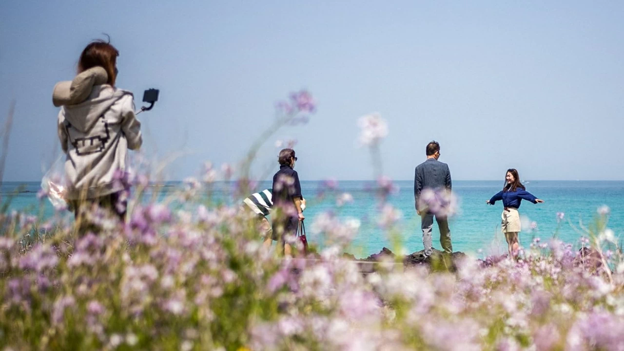 Khách nước ngoài đến Jeju tăng mạnh nhờ một bộ phim Hàn Quốc ăn khách trên Netflix Khách nước ngoài đến Jeju tăng mạnh nhờ một bộ phim Hàn Quốc ăn khách trên Netflix