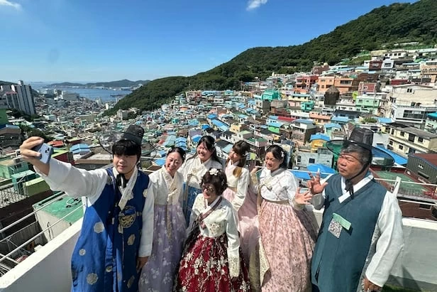 Khách nước ngoài đến Jeju tăng mạnh nhờ một bộ phim Hàn Quốc ăn khách trên Netflix Khách nước ngoài đến Jeju tăng mạnh nhờ một bộ phim Hàn Quốc ăn khách trên Netflix