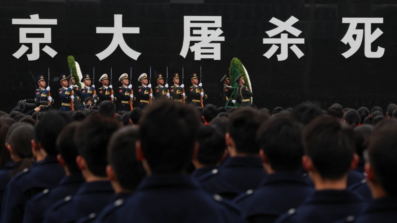 Ảnh ấn tượng: EU tìm ra 'phao cứu sinh' cho Ukraine, Trung Quốc nhìn lại một chương đau thương trong lịch sử, biểu tình bùng phát tại Bangladesh