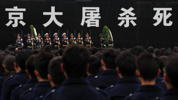 Ảnh ấn tượng: EU tìm ra 'phao cứu sinh' cho Ukraine, Trung Quốc nhìn lại một chương đau thương trong lịch sử, biểu tình bùng phát tại Bangladesh