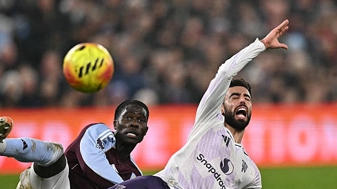 Man Utd thua đơn, thiệt kép tại Villa Park