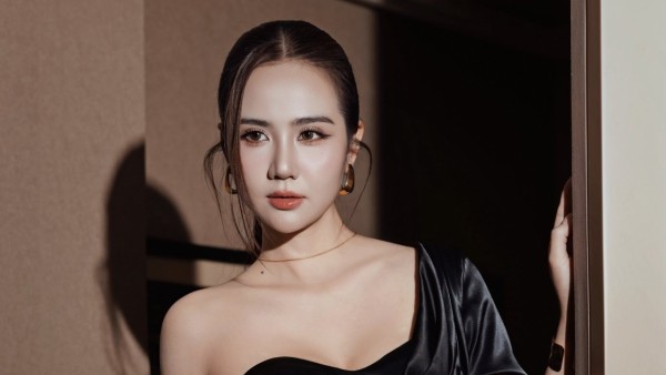 Vẻ đẹp quyến rũ và phong cách thời trang ấn tượng của diễn viên Phan Minh Huyền