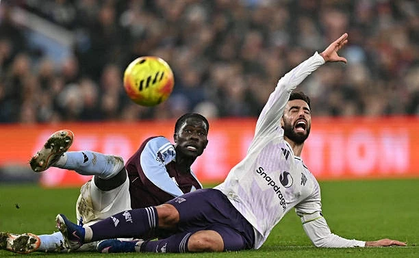 Man Utd thua đơn, thiệt kép tại Villa Park