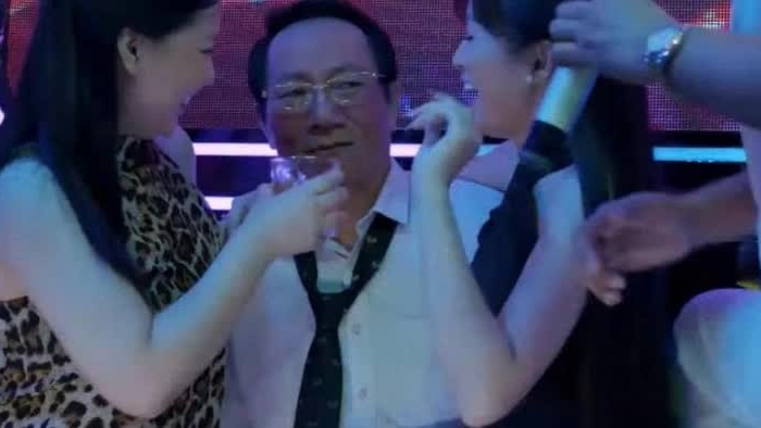 Gia đình trái dấu tập 10: Ông Phi gặp rắc rối tại quán karaoke