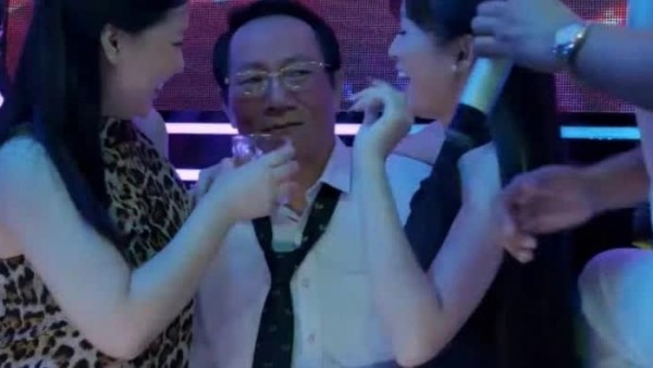 Gia đình trái dấu tập 10: Ông Phi gặp rắc rối tại quán karaoke