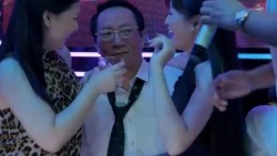 Gia đình trái dấu tập 10: Ông Phi gặp rắc rối tại quán karaoke