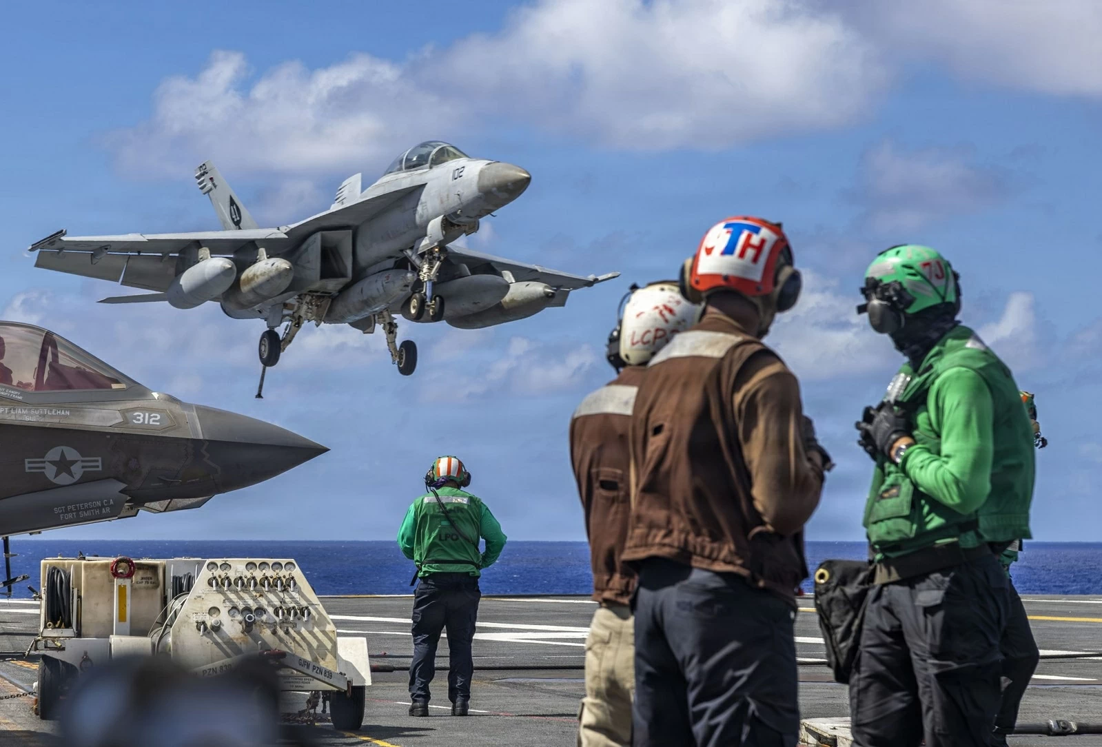 Mỹ kéo 2 tàu sân bay đến khu vực Tây Thái Bình Dương tuần tra. (Nguồn: US Navy) Mỹ kéo 2 tàu sân bay đến khu vực Tây Thái Bình Dương tuần tra. (Nguồn: US Navy)