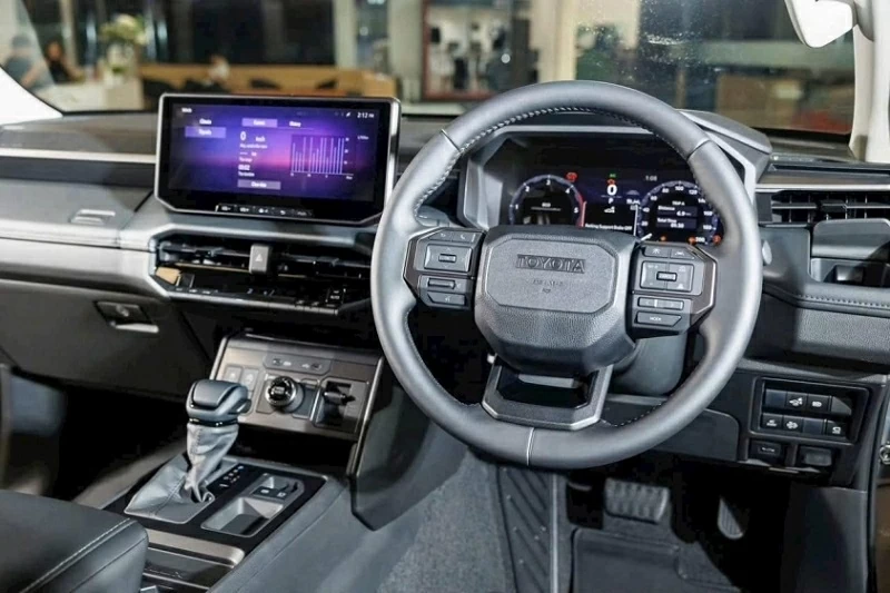 Kh&ocirc;ng gian nội thất được xem l&agrave; bước tiến đ&aacute;ng kể tr&ecirc;n Hilux 2026, khi phong c&aacute;ch thiết kế được lấy cảm hứng r&otilde; n&eacute;t từ Land Cruiser Prado.