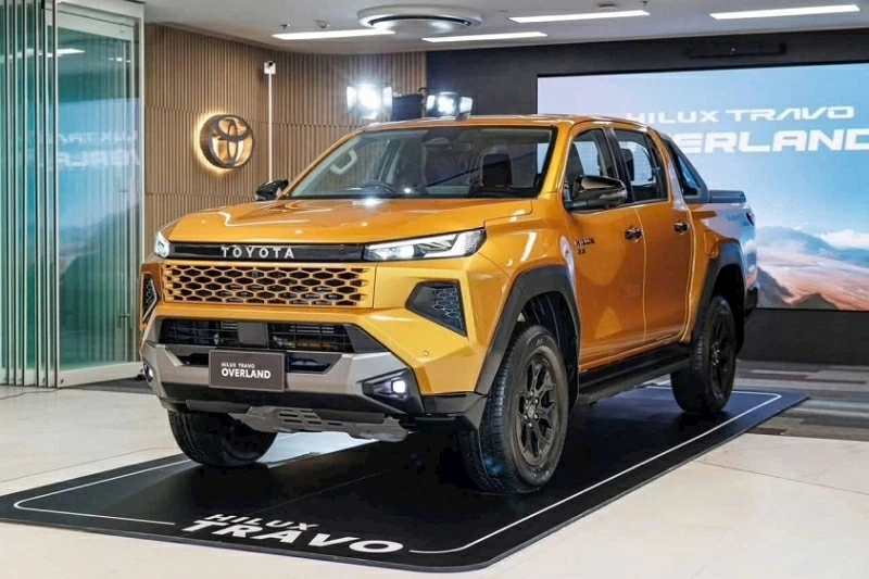 Toyota Hilux 2026 tiếp tục giữ lại phom dáng tổng thể quen thuộc của thế hệ đương nhiệm, đảm bảo sự liền mạch về nhận diện.