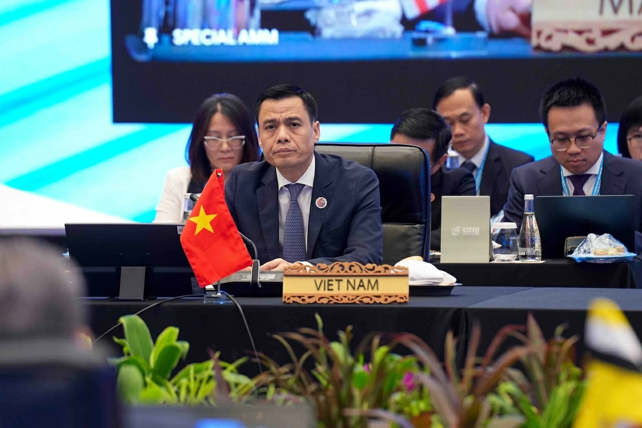 Thứ trưởng Ngoại giao Đặng Hoàng Giang dẫn đầu đoàn Việt Nam tham dự Tin Hội nghị Bộ trưởng Ngoại giao ASEAN đặc biệt về tình hình hiện nay giữa Campuchia và Thái Lan. Thứ trưởng Ngoại giao Đặng Hoàng Giang dẫn đầu đoàn Việt Nam tham dự Tin Hội nghị Bộ trưởng Ngoại giao ASEAN đặc biệt về tình hình hiện nay giữa Campuchia và Thái Lan.