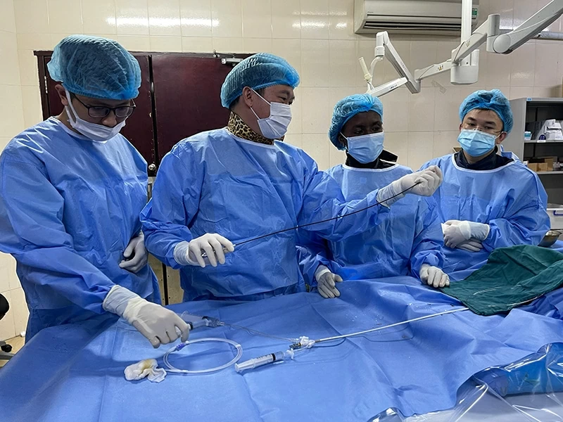 Hướng dẫn học viên quốc tế kỹ thuật Tim mạch can thiệp trong khuôn khổ hợp tác với Cộng hòa Pháp. Hướng dẫn học viên quốc tế kỹ thuật Tim mạch can thiệp trong khuôn khổ hợp tác với Cộng hòa Pháp.