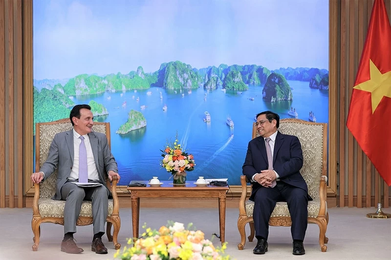 CEO của tập đoàn AstraZeneca có buổi trao đổi với chính phủ Việt Nam, thể hiện cam kết đầu tư và phát triển lâu dài. CEO của tập đoàn AstraZeneca có buổi trao đổi với chính phủ Việt Nam, thể hiện cam kết đầu tư và phát triển lâu dài.