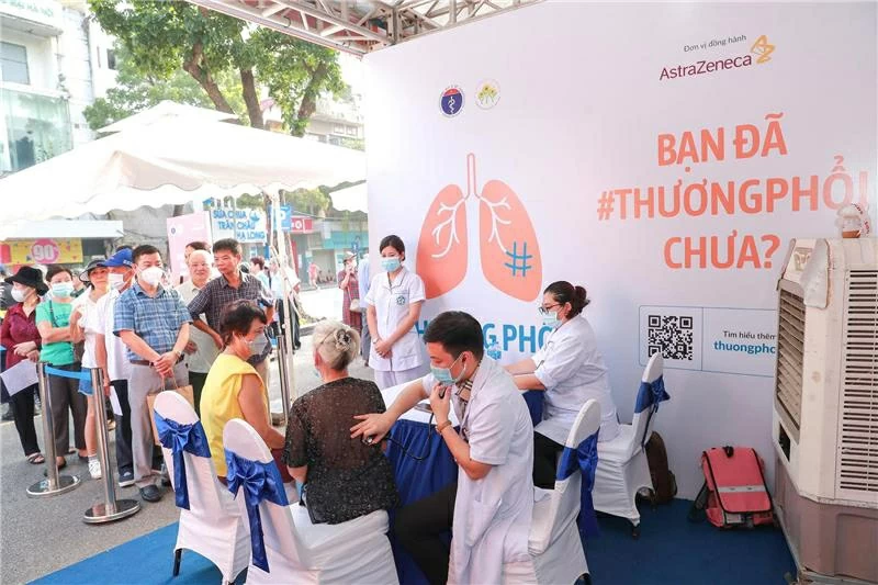 AstraZeneca Việt Nam đã hợp tác chặt chẽ với ngành y tế nhằm cải thiện toàn diệnhành trình chăm sóc bệnh nhân ung thư phổi, chẳng hạn như chiến dịch “Thương Phổi” được thực hiện từ 2023