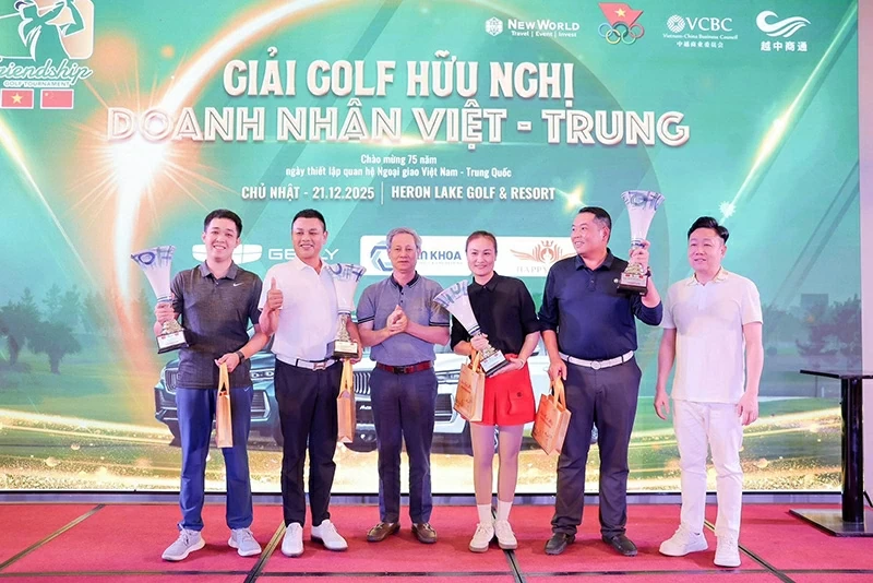 Khi những cú swing kết nối cộng đồng doanh nhân Việt – Trung