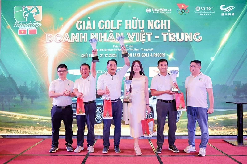 Khi những cú swing kết nối cộng đồng doanh nhân Việt – Trung
