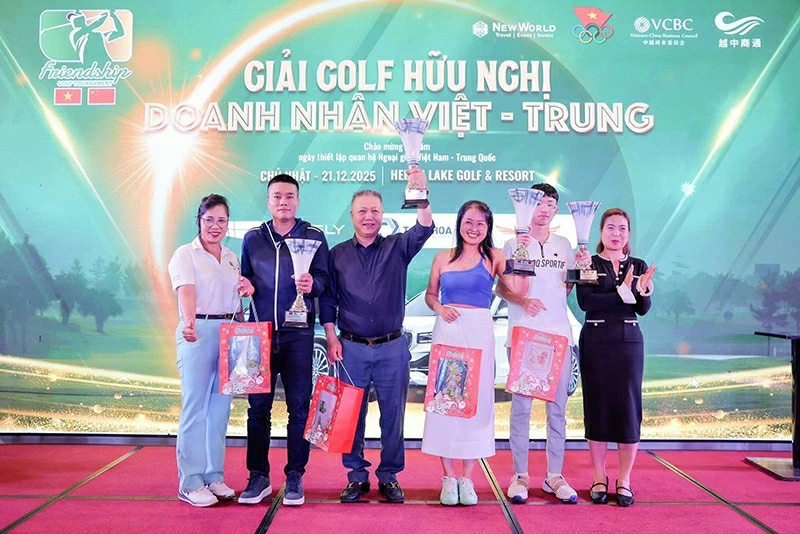 Khi những cú swing kết nối cộng đồng doanh nhân Việt – Trung