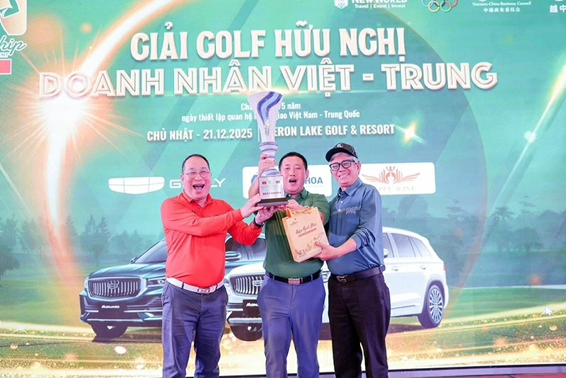 Khi những cú swing kết nối cộng đồng doanh nhân Việt – Trung