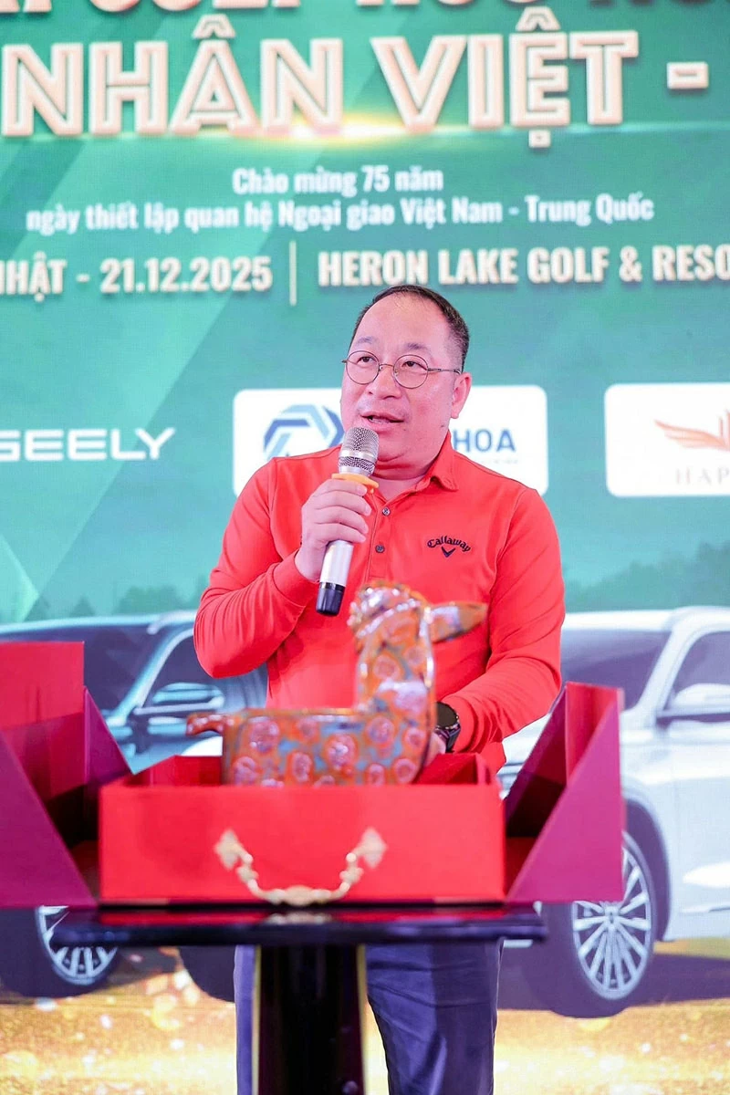 Khi những cú swing kết nối cộng đồng doanh nhân Việt – Trung