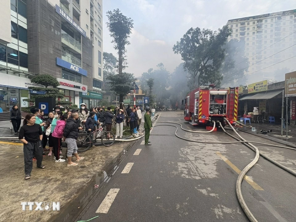 Hà Nội: Cơ bản dập tắt ngọn lửa đám cháy chợ Xanh