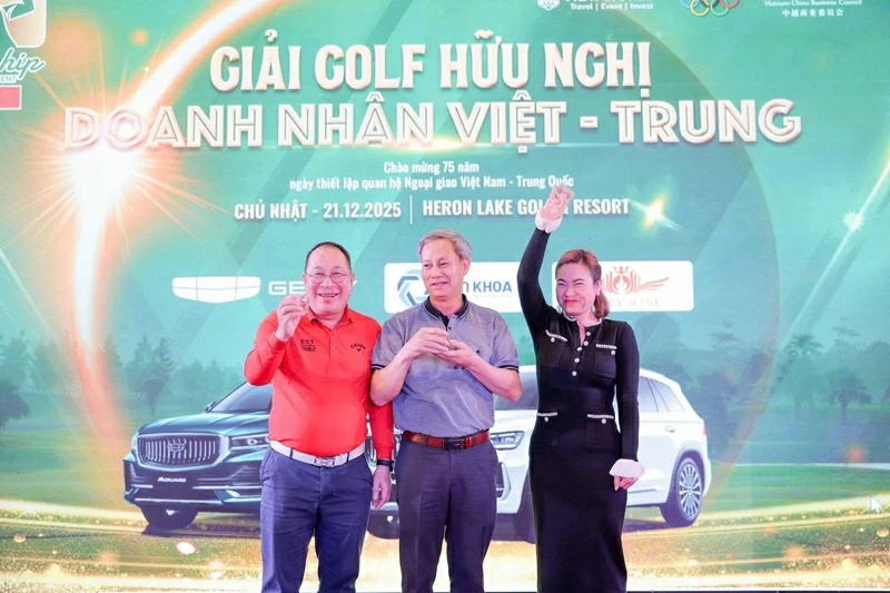 Khi những cú swing kết nối cộng đồng doanh nhân Việt – Trung