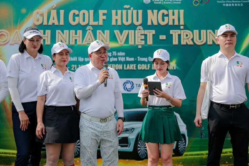 Khi những cú swing kết nối cộng đồng doanh nhân Việt – Trung