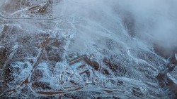 Saudi Arabia: Cảnh tượng tuyết rơi hiếm thấy ở vùng núi cao thu hút đông đảo người dân