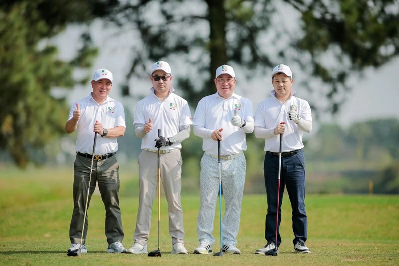 Khi những cú swing kết nối cộng đồng doanh nhân Việt – Trung