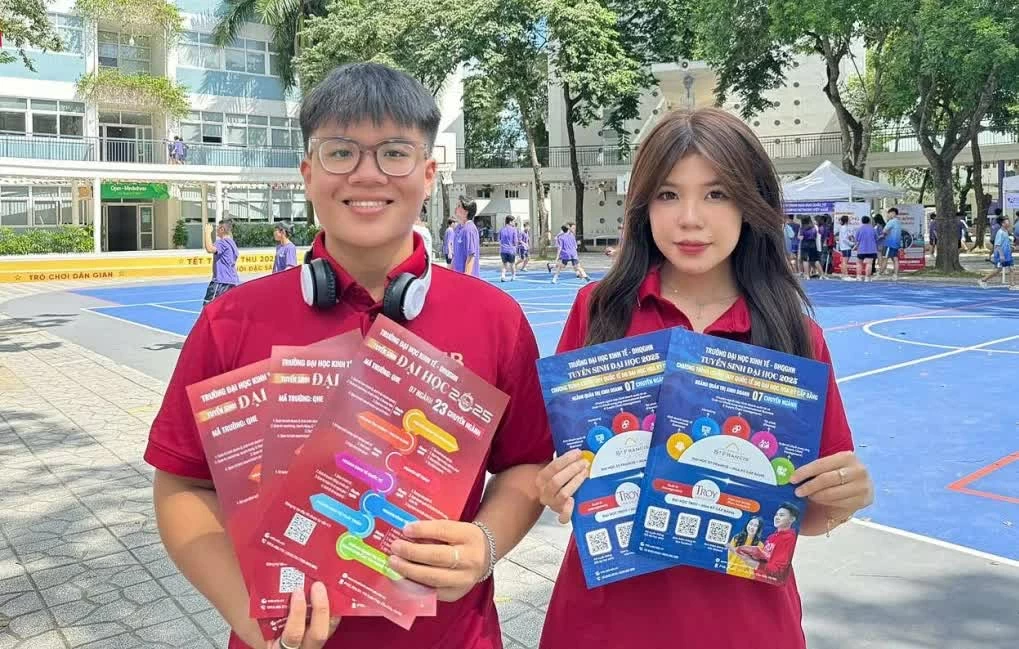 Trường Đại học Kinh tế tham gia tư vấn tuyển sinh tại trường THPT ở Hà Nội hồi tháng 10. Ảnh: Fanpage trường