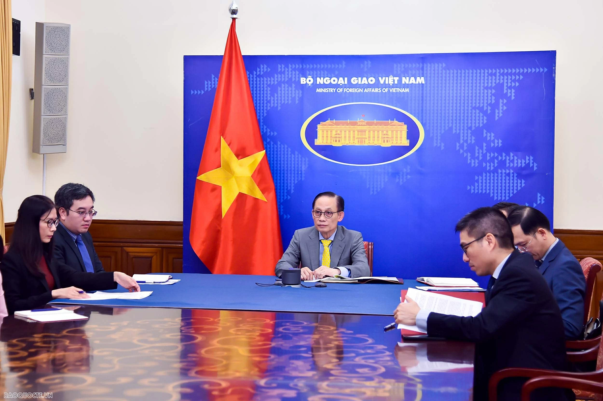 Bộ trưởng Ngoại giao Lê Hoài Trung điện đàm với Bộ trưởng Bộ châu Âu và Ngoại giao Pháp