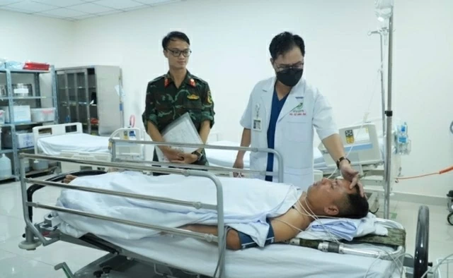 Chuyến bay sinh tử giữa trùng khơi: Cấp cứu đường không đưa hai bệnh nhân nguy kịch từ Trường Sa về đất liền Chuyến bay sinh tử giữa trùng khơi: Cấp cứu đường không đưa hai bệnh nhân nguy kịch từ Trường Sa về đất liền