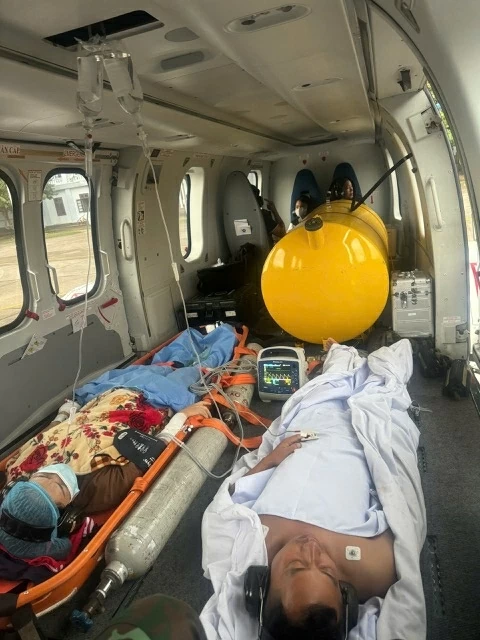 Tổ cấp cứu hàng không đã đảm bảo an toàn tuyệt đối trong vận chuyển cả 2 bệnh nhân từ đảo về đất liền Tổ cấp cứu hàng không đã đảm bảo an toàn tuyệt đối trong vận chuyển cả 2 bệnh nhân từ đảo về đất liền