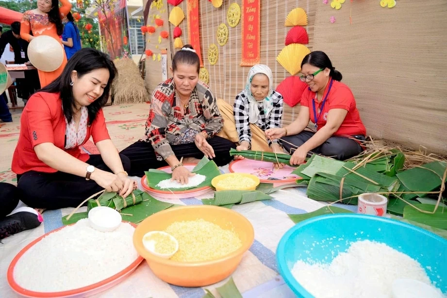 Phát động chiến dịch 'Triệu phần quà Tết Nhân ái' trên phạm vi toàn quốc Phát động chiến dịch 'Triệu phần quà Tết Nhân ái' trên phạm vi toàn quốc