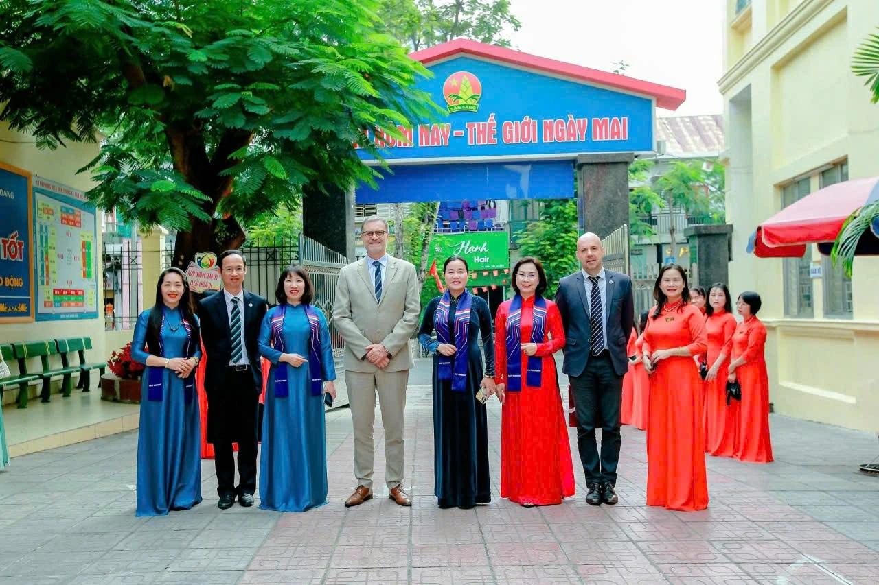 Trường Tiểu học Đinh Tiên Hoàng: Hơn nửa thế kỷ bền bỉ gieo chữ, lặng thầm dựng xây nền tảng tri thức Trường Tiểu học Đinh Tiên Hoàng: Hơn nửa thế kỷ bền bỉ gieo chữ, lặng thầm dựng xây nền tảng tri thức