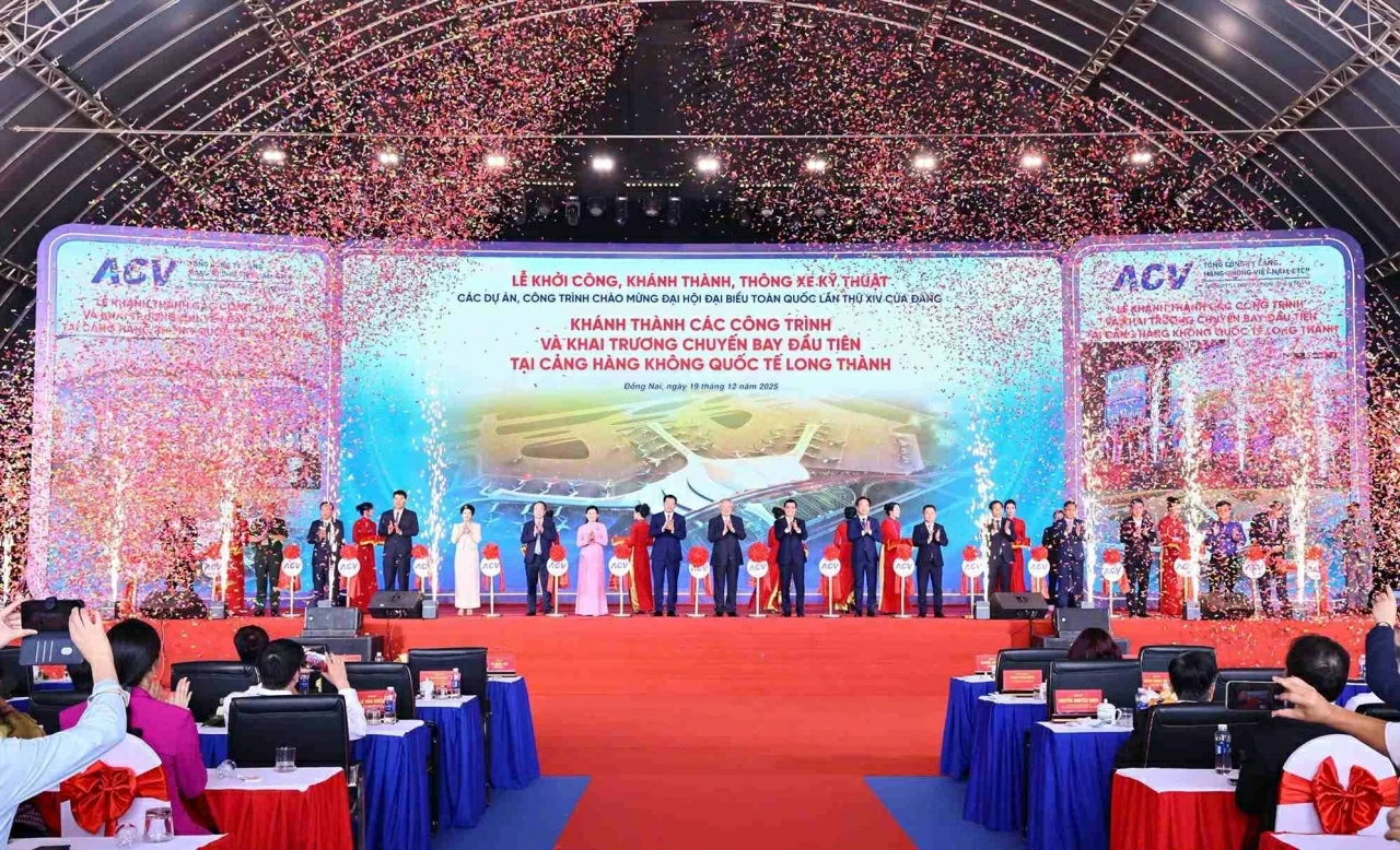 Các đại biểu thực hiện nghi thức cắt băng khánh thành các công trình thuộc Dự án Thành phần 3, Dự án Đầu tư xây dựng Sân bay Long Thành.