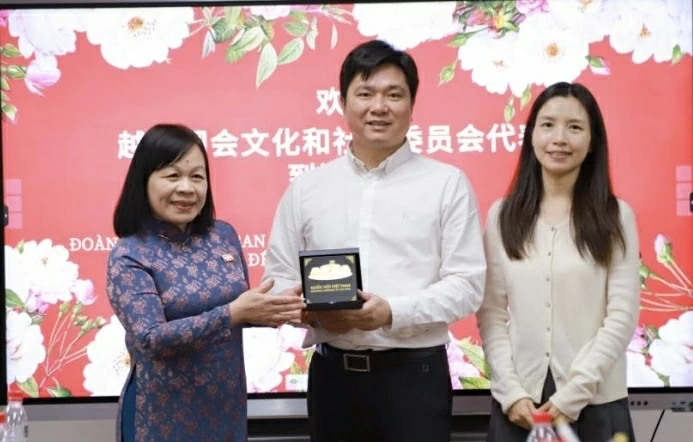Việt Nam coi trọng cao độ giao lưu hợp tác với Trung Quốc trong lĩnh vực văn hóa, xã hội Việt Nam coi trọng cao độ giao lưu hợp tác với Trung Quốc trong lĩnh vực văn hóa, xã hội
